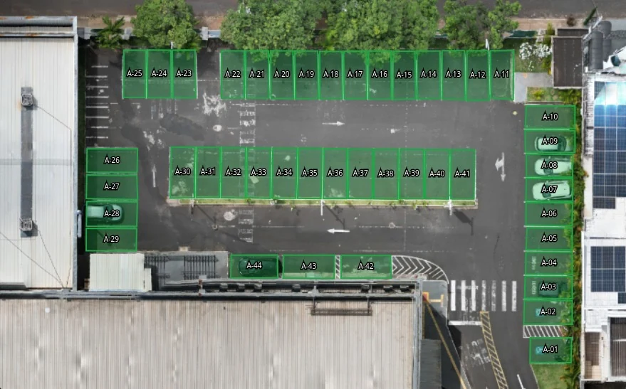 Registro do mapeamento das 44 vagas, identificadas de A-01 a A-44 na imagem do estacionamento.
