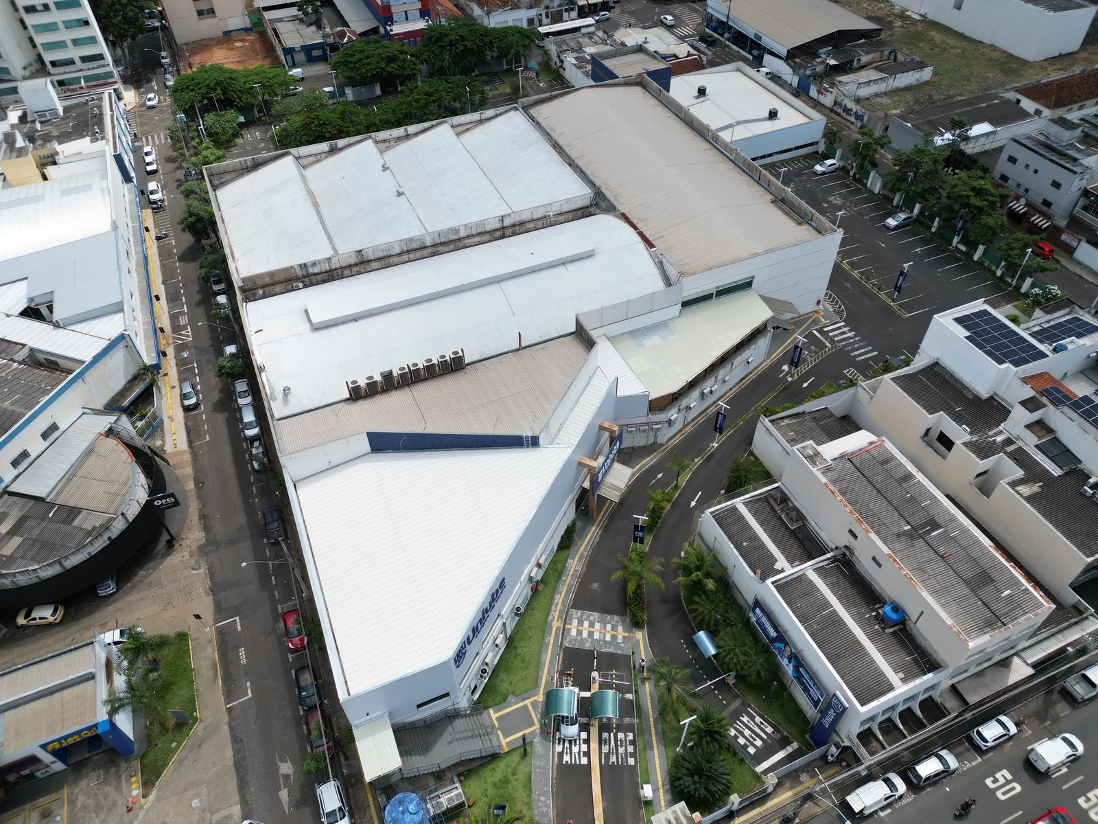 Fotografia do Campus Centro da Uniube capturada por drone.