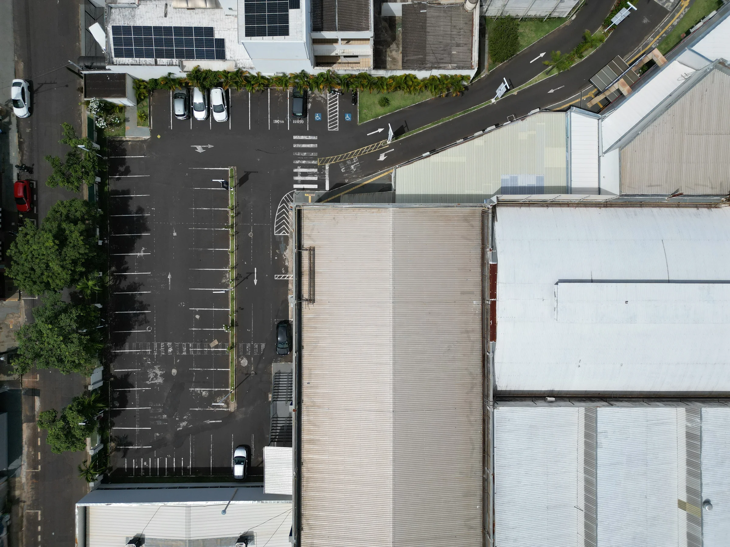 Vista de drone da área de estacionamento utilizada na prova de conceito das 44 vagas.